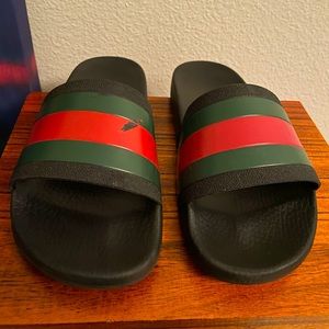 Gucci flip flop slides
